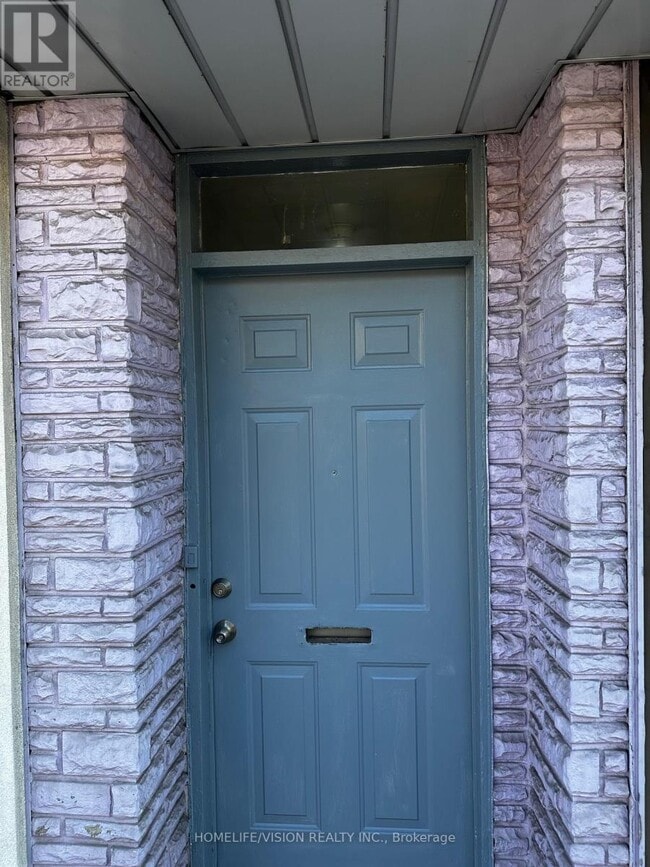 2877 St Clair Ave E in Toronto, ON - Building Photo - Building Photo