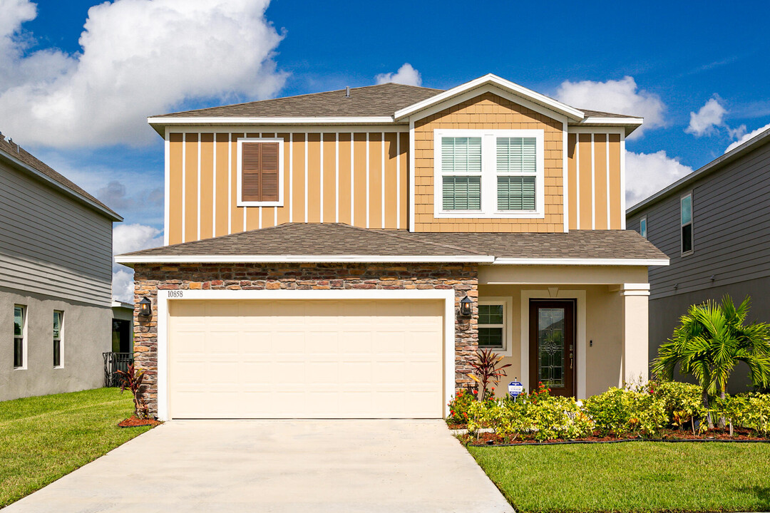 10858 SW Vasari Way in Port St. Lucie, FL - Foto de edificio