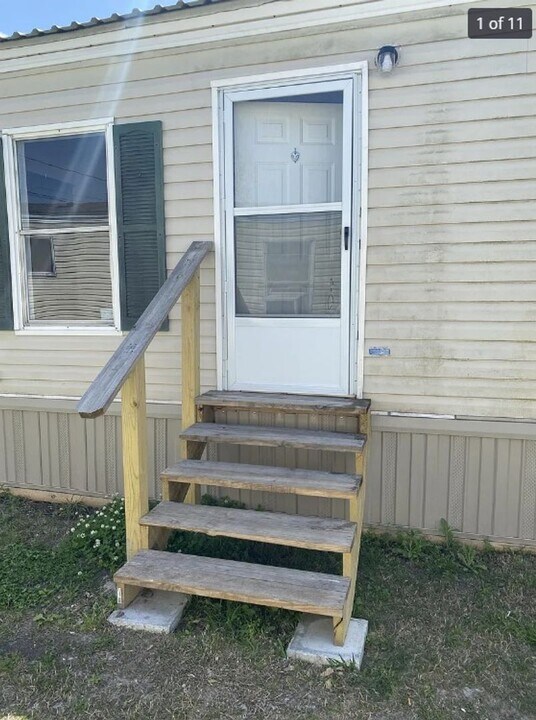 1118 Melvin Dupuis Rd in Breaux Bridge, LA - Building Photo