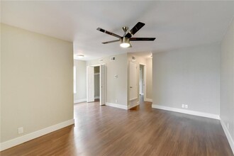 7504 Carver Ave in Austin, TX - Building Photo - Building Photo
