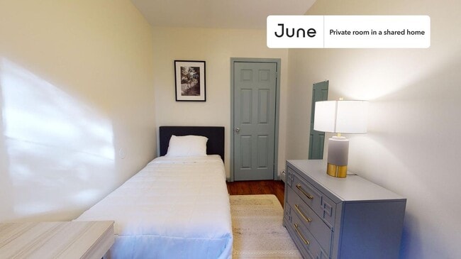 Private bedroom in 3 bed/1 bath Home in New York, NY - Building Photo - Building Photo