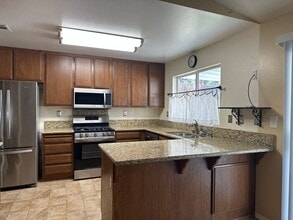 36827 Auburn Ct in Palmdale, CA - Foto de edificio - Building Photo