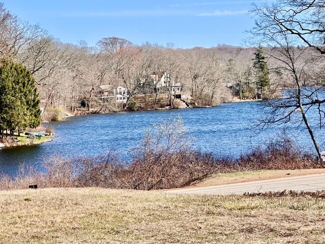 333 Lake Shore Dr in Colchester, CT - Building Photo - Building Photo