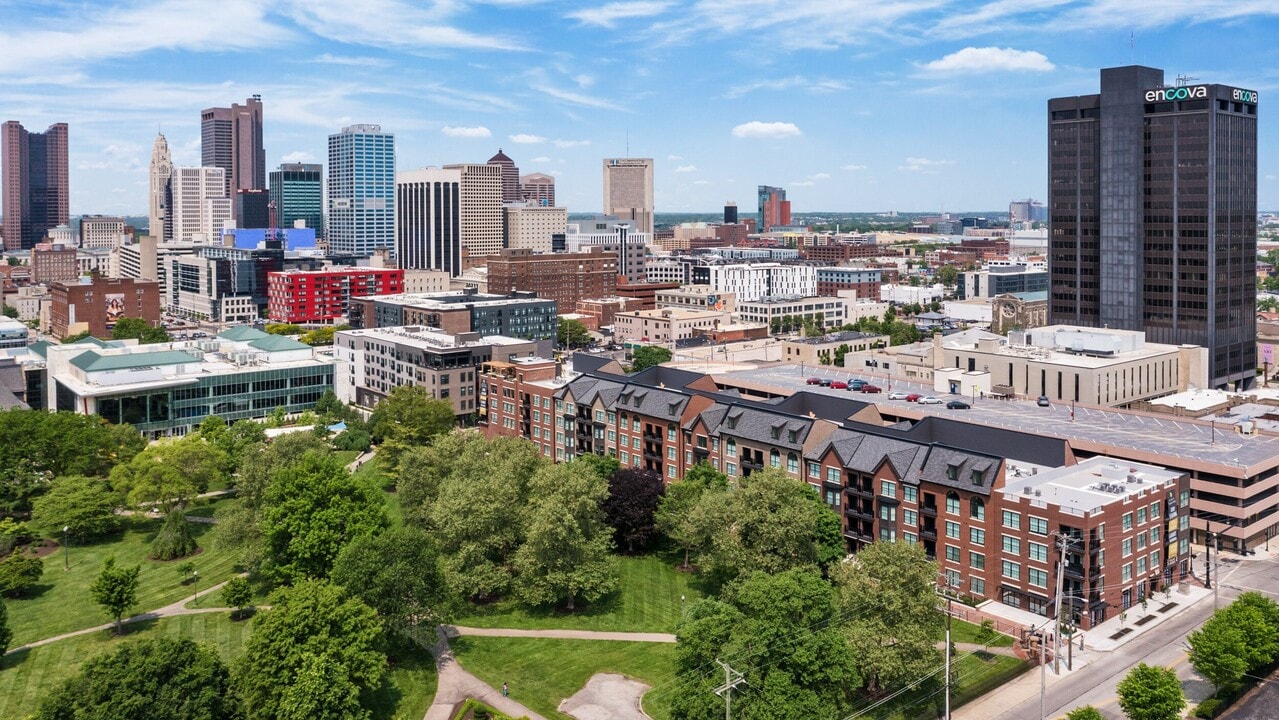 Residences at Topiary Park in Columbus, OH - Foto de edificio