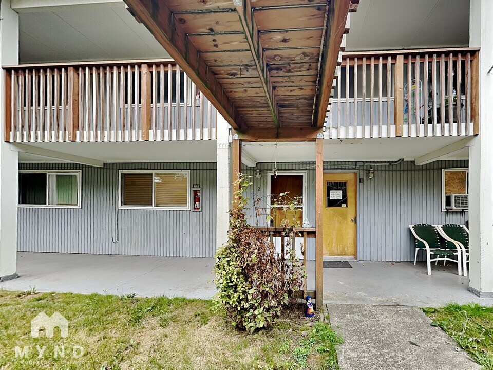 22707 30th Ave S in Des Moines, WA - Building Photo