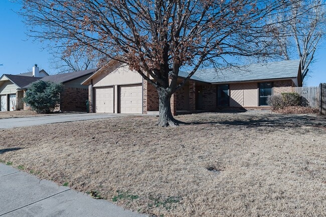 325 Chickasaw Ln in Yukon, OK - Building Photo - Building Photo