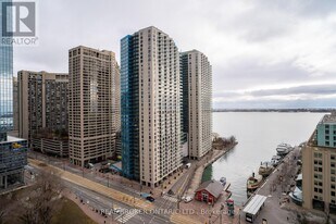 8 York St in Toronto, ON - Building Photo