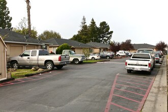 1777 Petaluma Hill Rd in Santa Rosa, CA - Foto de edificio - Building Photo