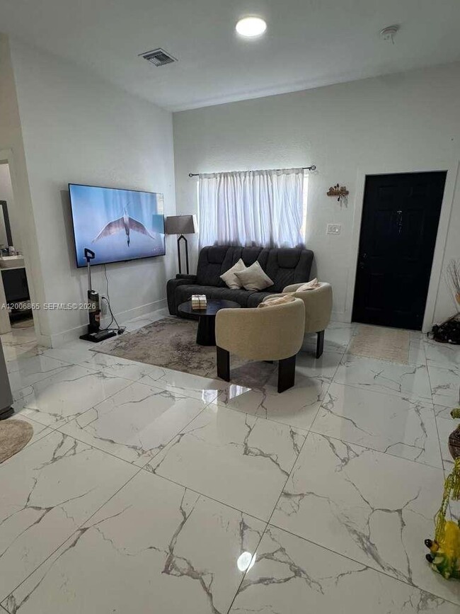 25 NW 193rd St in Miami, FL - Building Photo - Building Photo