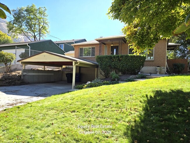 property at 2576 E Wren Rd