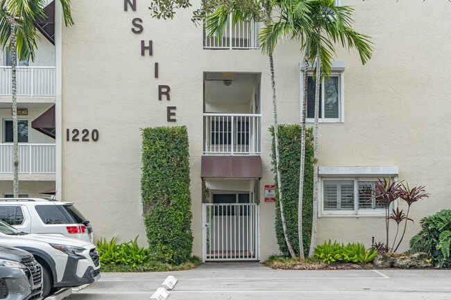 Devonshire Condominium in Fort Lauderdale, FL - Foto de edificio - Building Photo