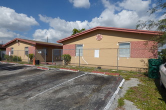 2451 NW 13th Ct in Fort Lauderdale, FL - Building Photo - Primary Photo