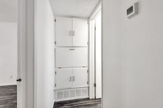 Sheraton Arms Apartments in Tucson, AZ - Building Photo - Interior Photo