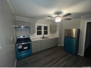 79 Church Dr in Mastic Beach, NY - Building Photo - Building Photo