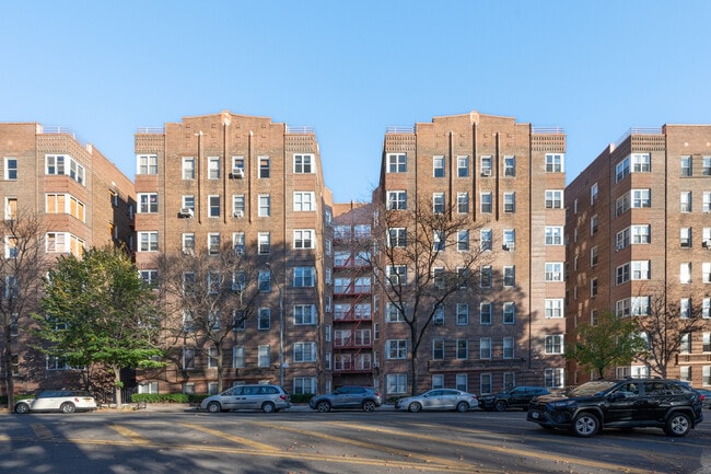 601 Pelham Pky N in Bronx, NY - Foto de edificio - Building Photo