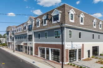 12 Pond St in Ashland, MA - Foto de edificio - Building Photo