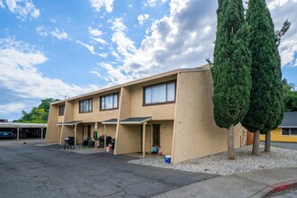 1243 Wurch Way in Redding, CA - Foto de edificio - Building Photo