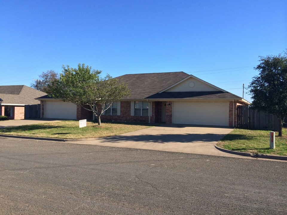 513 Ver-Lo Dr in Lorena, TX - Building Photo