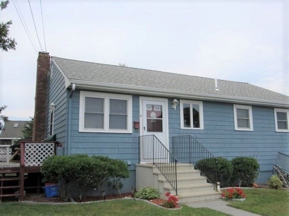 9 Central Pl in Bourne, MA - Building Photo