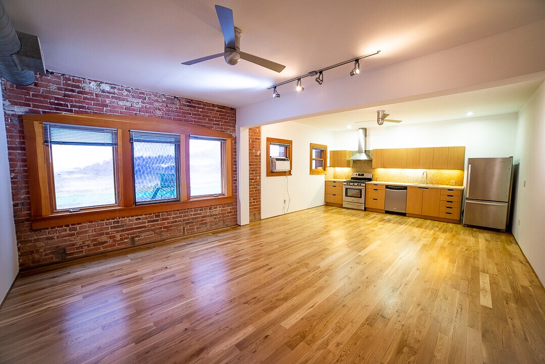 8 Brooks Ave in Venice, CA - Building Photo