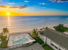 1065 Gulf Shore Blvd N in Naples, FL - Building Photo