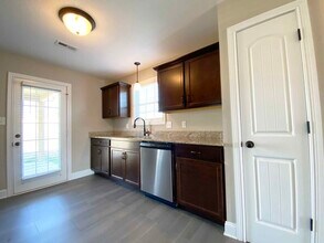 114 Ambridge St in Oak Grove, KY - Foto de edificio - Building Photo