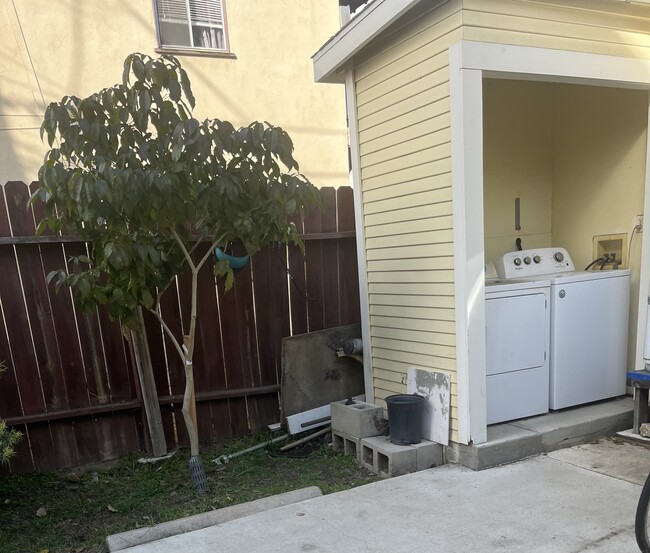 14119 Erwin St in Van Nuys, CA - Foto de edificio - Building Photo