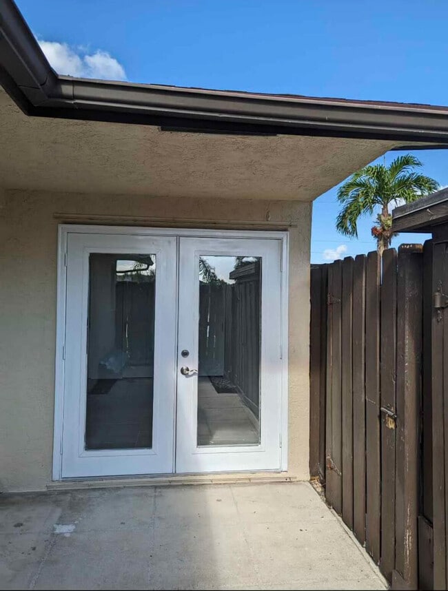 1504 Waterview Cir in Palm Springs, FL - Building Photo - Building Photo