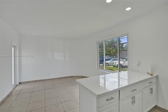 2160 Bay Dr in Miami Beach, FL - Foto de edificio - Building Photo