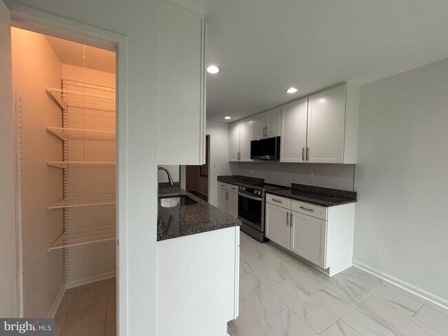 8022 Inverness Ridge Rd in Potomac, MD - Building Photo - Building Photo