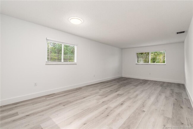 644 SW Cleveland Ave in Stuart, FL - Building Photo - Building Photo