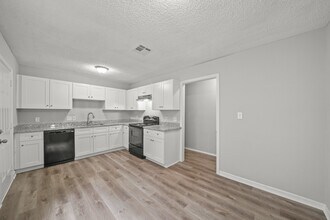 1100 Gilbert Ave in Bay City, TX - Building Photo - Building Photo