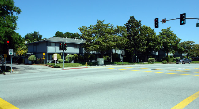 Los Gatos Oaks Apartments in Los Gatos, CA - Foto de edificio - Building Photo