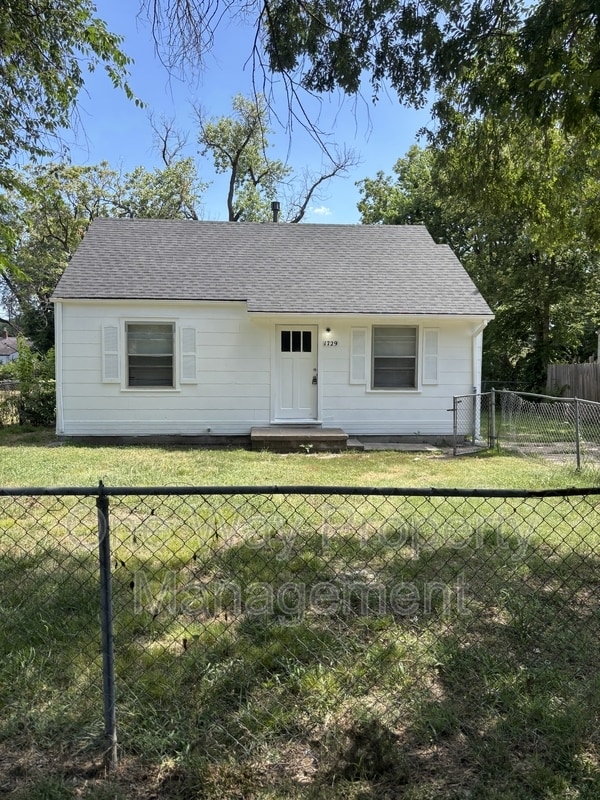 property at 1729 E Looman St