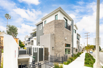 Francisca at Catalina in Redondo Beach, CA - Foto de edificio - Building Photo