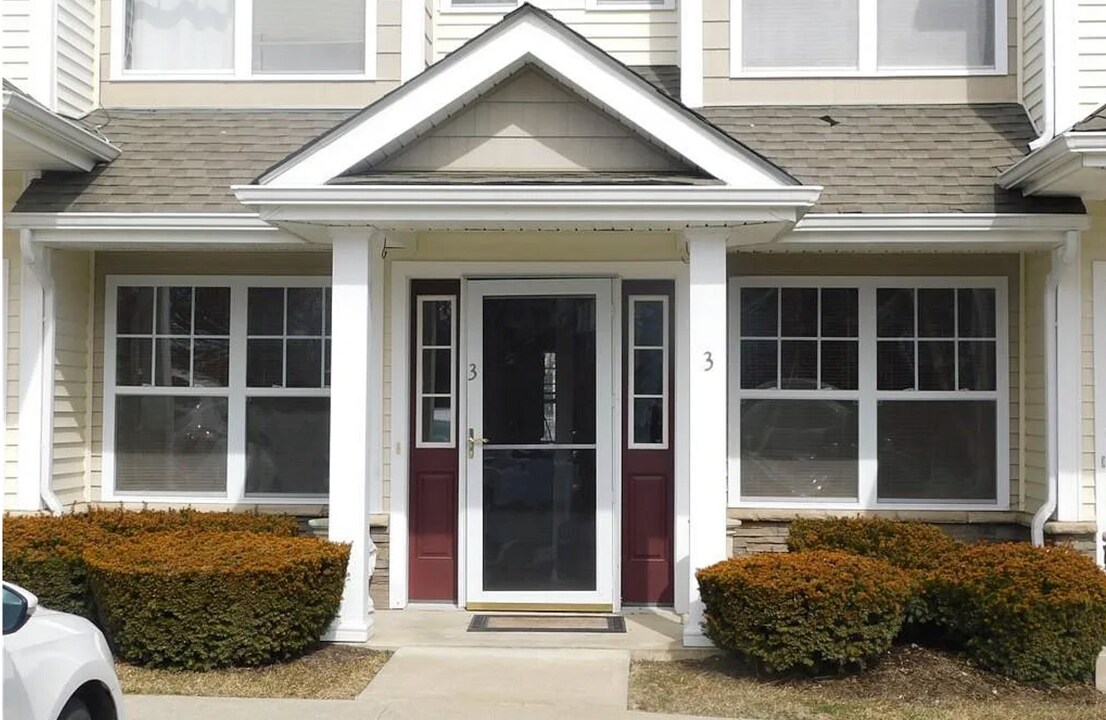 19 Putters Way, Unit 3 in Middletown, NY - Building Photo