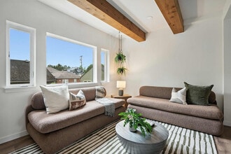 925 NE 23rd Ave in Portland, OR - Foto de edificio - Building Photo