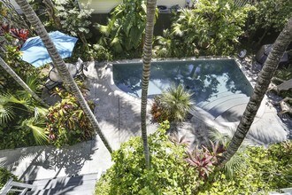 120 Angela St-Unit -Apt 202 in Key West, FL - Foto de edificio - Building Photo