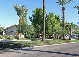 Hilton Apartments in Phoenix, AZ - Foto de edificio - Building Photo