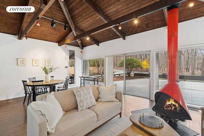 45 Hillside Dr E in Sag Harbor, NY - Building Photo - Building Photo