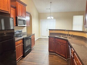 5736 Lakeside Dr in Union City, GA - Building Photo - Building Photo