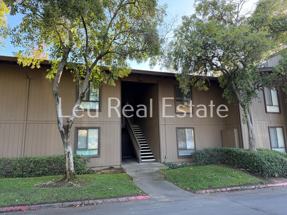 1027 Fulton Ave in Sacramento, CA - Building Photo