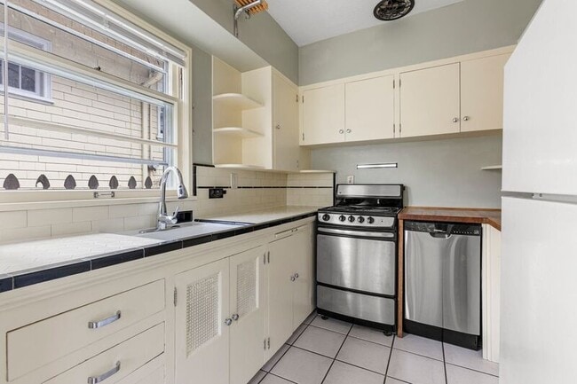 1516 NE Schuyler St in Portland, OR - Building Photo - Building Photo