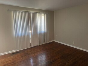 381-385 S Yearling Rd in Whitehall, OH - Building Photo - Building Photo