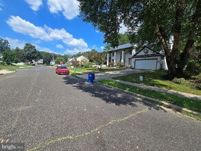 1 Radcliff Ct in Gloucester Township, NJ - Foto de edificio - Building Photo