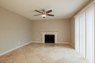 8722 W Vernon Ave in Phoenix, AZ - Foto de edificio - Building Photo