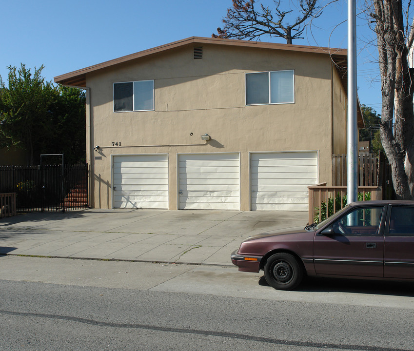 Remlo Apartments in San Mateo, CA - Building Photo