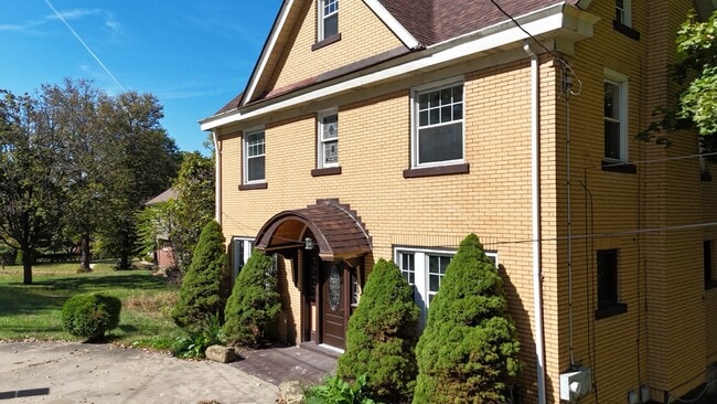 2518 Bethel Church Rd in Bethel Park, PA - Foto de edificio - Building Photo