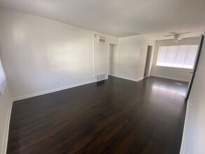 Modern 1BR with Balcony & Parking in Los Angeles, CA - Foto de edificio - Building Photo