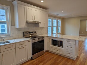 23 Warwick Rd, Unit 2 in Belmont, MA - Foto de edificio - Building Photo